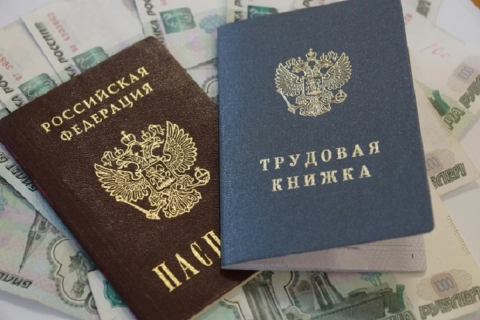Почти 400 тысяч рублей не выплатил работодатель своей сотруднице в Хабаровске