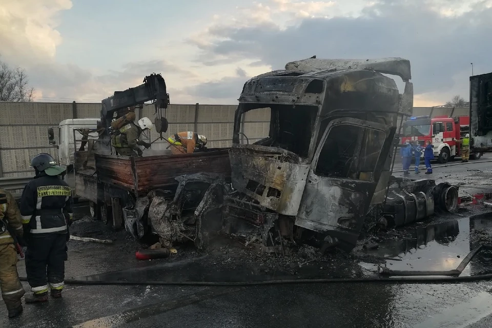 В зажатом между грузовиками ВАЗе ехали три человека. Фото: vk.com/spb_today