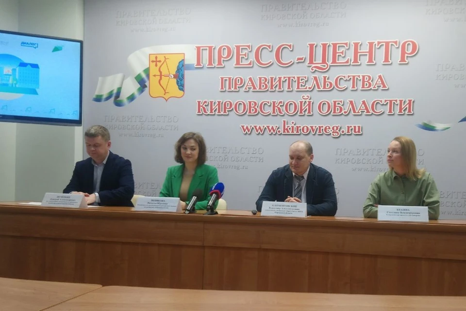 Спикерами мероприятия выступили заместитель министра энергетики и ЖКХ Владимир Климентовский, руководитель регионального ресурсного центра по развитию добровольчества Наталья Новикова, координатор проекта «30 скверов» Светлана Кекина и заместитель начальника департамента городского хозяйства Кирова Дмитрий Печенкин.