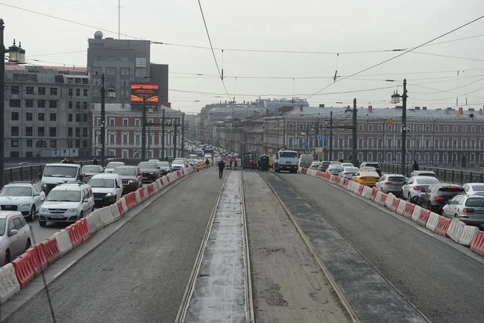 Заканчиваться питер. Литейный мост 2000 год. Движение по литейному мосту. Пробка на Литейном мосту. На Литейном мосту двустороннее движение?.