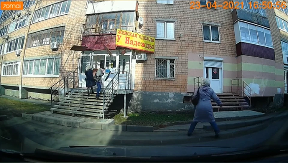 Обшивка с балкона обрушилась на головы двух женщин в Ижевске, Фото: скриншот видео очевидцев
