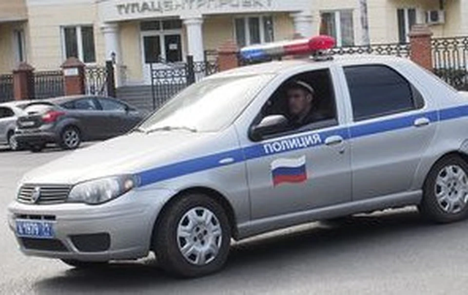 В центре Тулы в результате аварии легковушка влетела в торговый центр