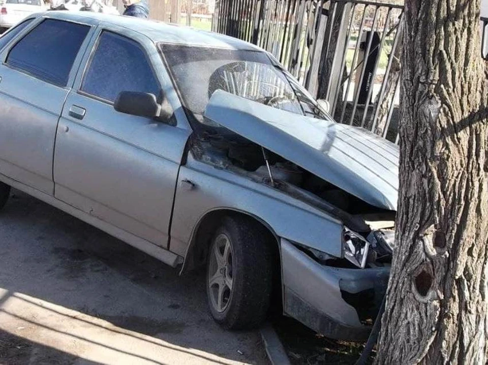 ВАЗ сбил женщину и влетел в дерево. Фото ГИБДД по городу Энгельс