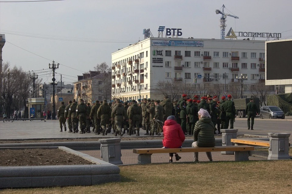 На площадь им. Ленина вышли пешие колонны