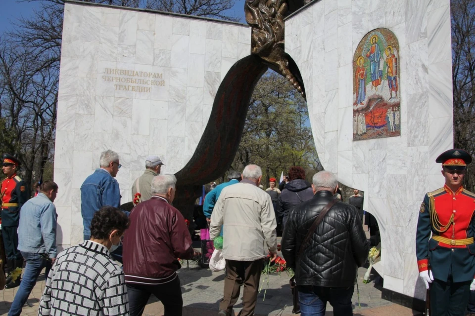 Жители Донецка возложили цветы к памятнику ликвидаторам Чернобыльской. Фото: Общественное движение "Донецкая Республика"