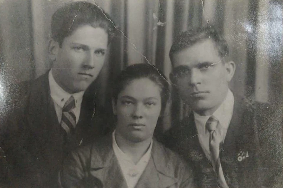 Иван Гужелев (на фото справа) с супругой и ее двоюродным братом.