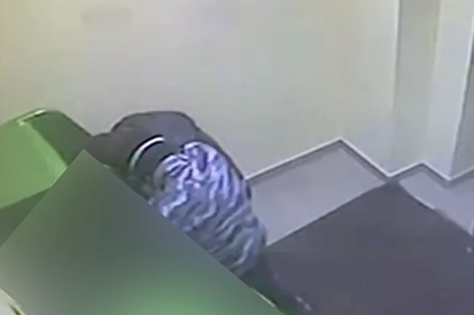 В Сургуте мужчины пытались взорвать банкомат и украсть деньги Фото: скриншот с видео УМВД России по г. Сургуту