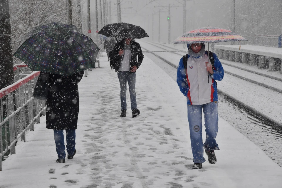 Уж май не за горами, а над Москвой кружатся хлопья снега.