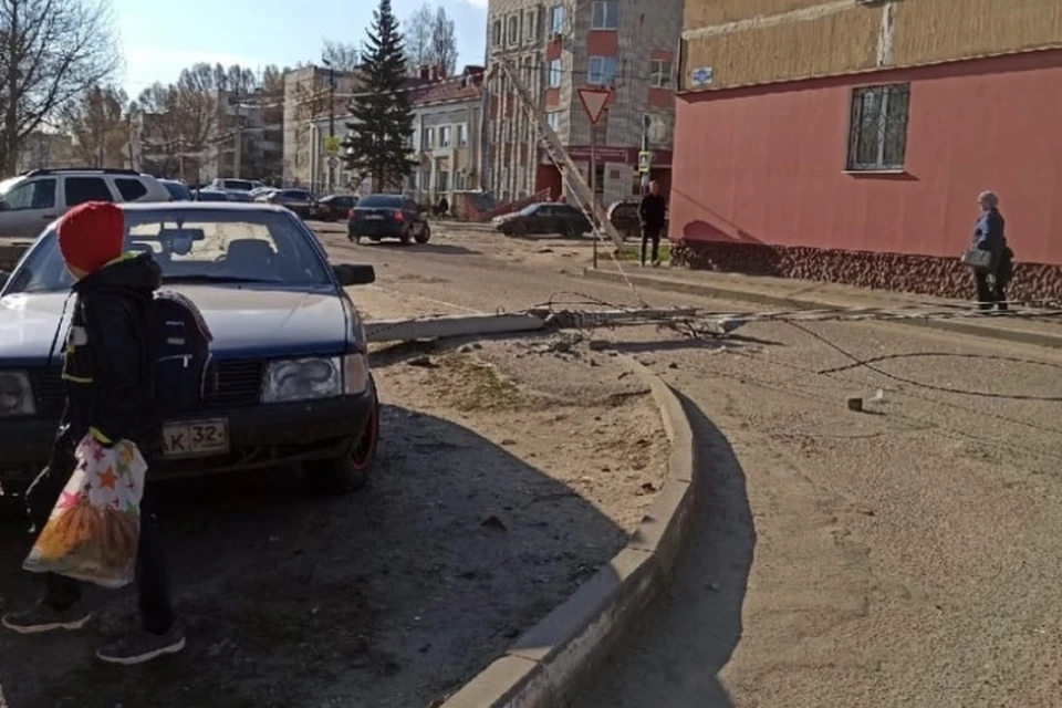 В Брянске на улице Ермакова рухнул фонарный столб. Фото: "ЧП и ДТП Брянск",vk.com.