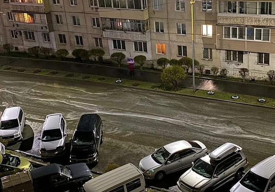 Белая пена на дороге привлекла внимание горожан. Фото: www.instagram.com/artem.news.plus