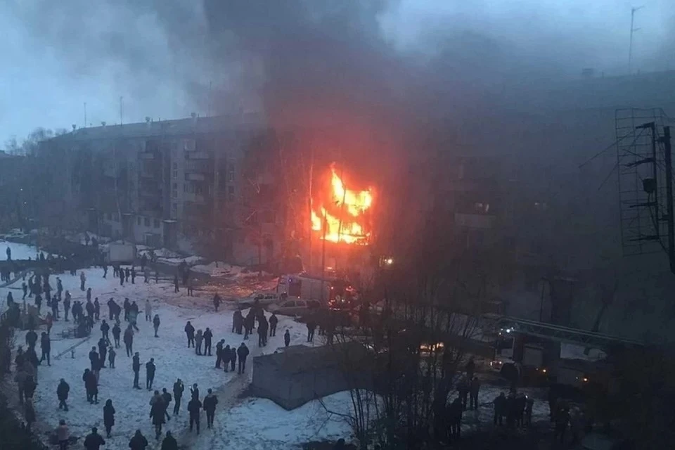 В огне оказались несколько квартир на разных этажах Фото: Чёрное&Белое Магнитогорск / vk.com
