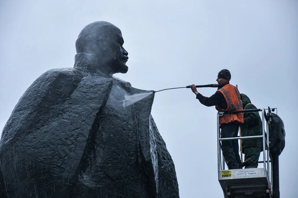 Памятник Ленину мыли при помощи автолестниц.