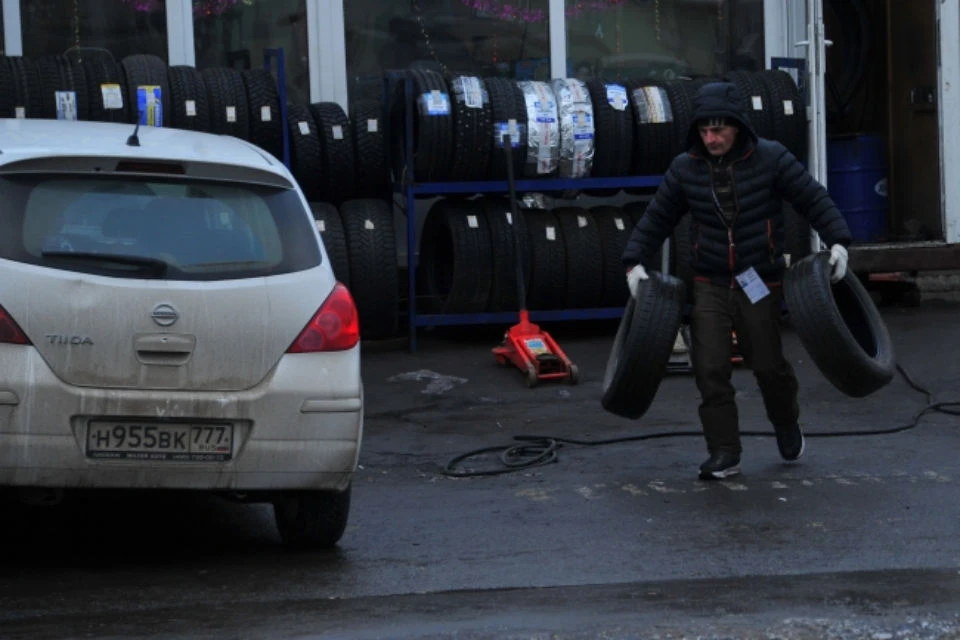 Автомобилистам рекомендуют автомобилистам менять резину не раньше мая.