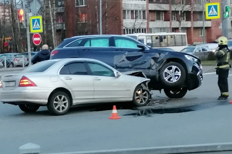 "Мерседесы" устроили чисто немецкую аварию в Петербурге. Фото: vk.com/spb_today