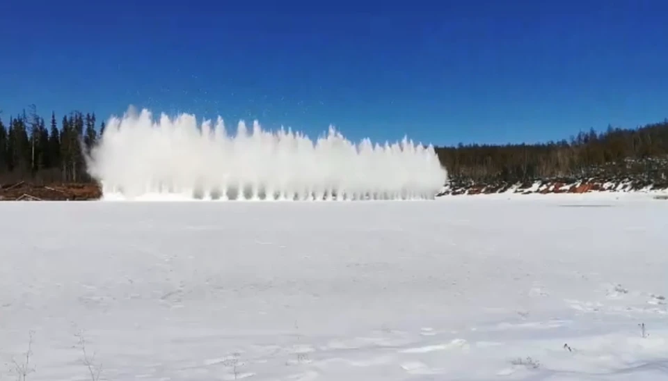 Спасатели взорвали лед на Нижней Тунгуске