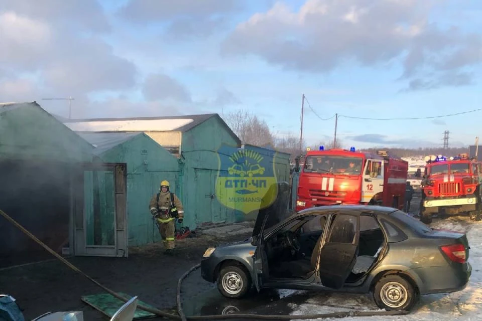 Пожар в Мурманске повредил два гаража. Фото: vk.com/murmansk_dtp