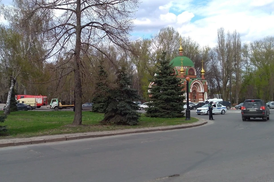 В Липецке к Нижнему парку стянулись экстренные службы: там обнаружили бесхозный предмет