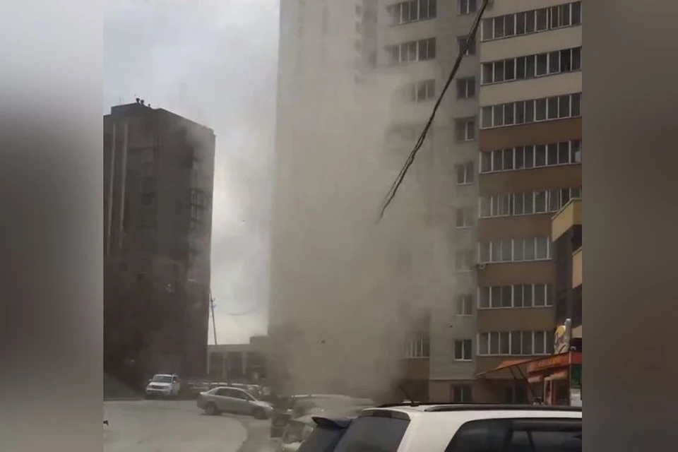 Смерч поднялся в Дзержинском районе. Фото: Скриншот из видео.