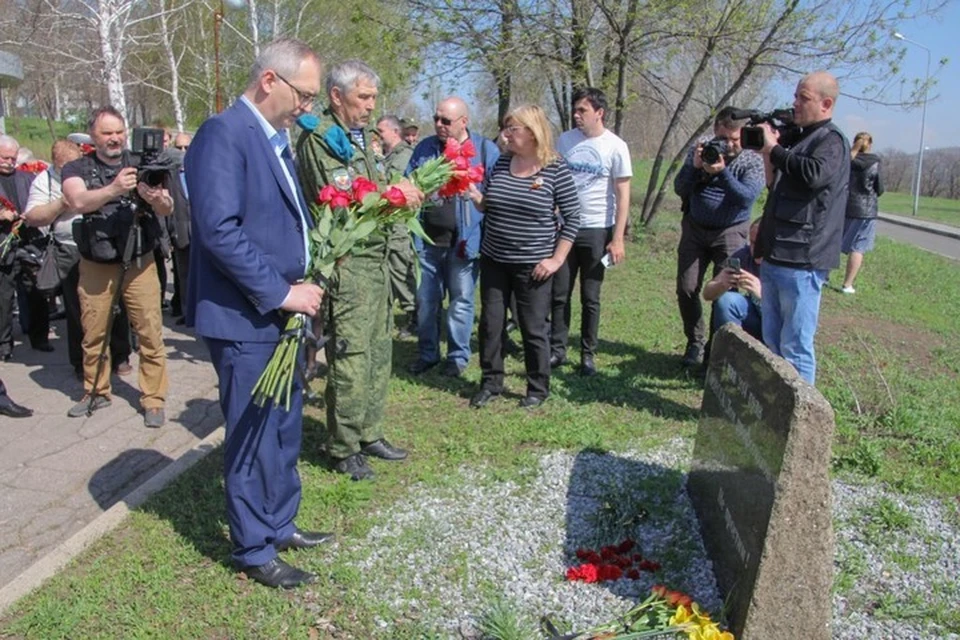 Владимир Бидевка (слева) возложил цветы к памятному знаку. Фото: dnrsovet.su