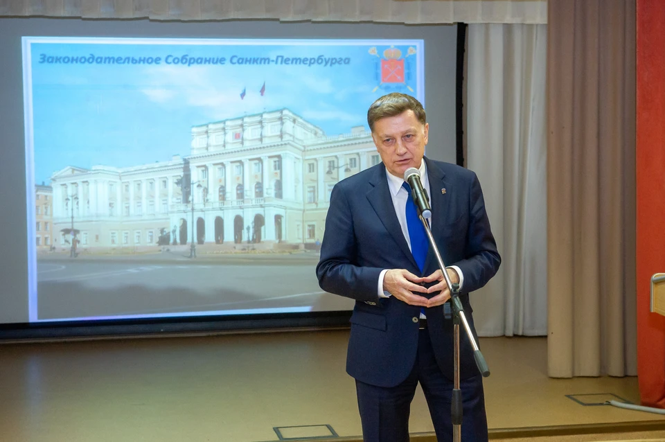 Ранее Макаров заверил СМИ города на Неве, что «свою работу не бросает».