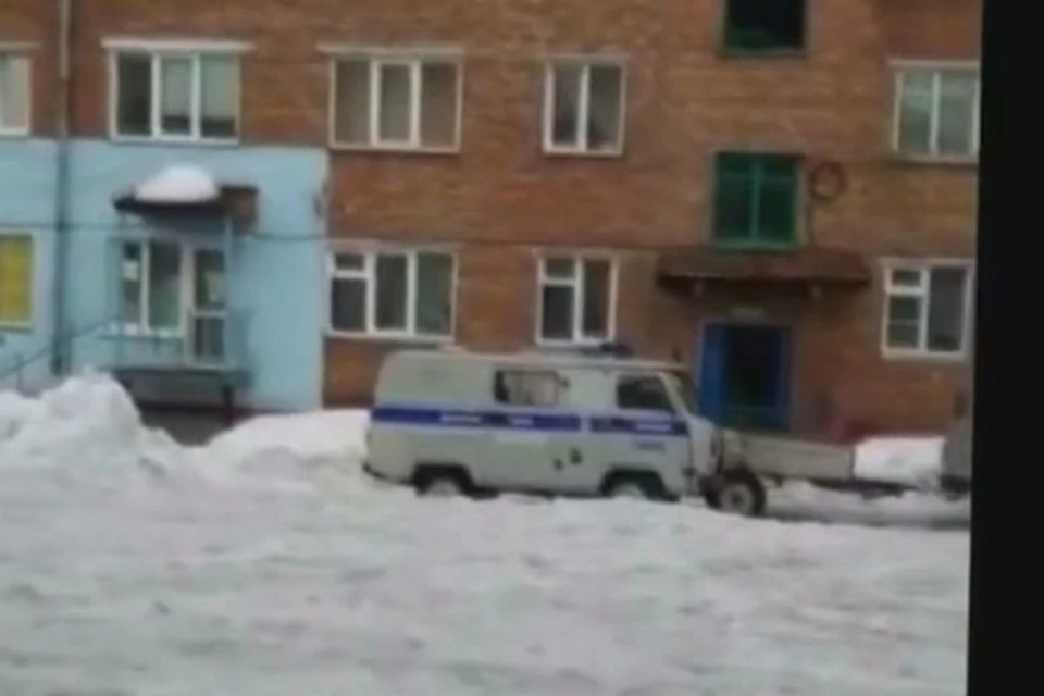 На севере Красноярского края тело умершего мужчины несколько дней пролежало в ванне с водой. Стоп-кадр видео