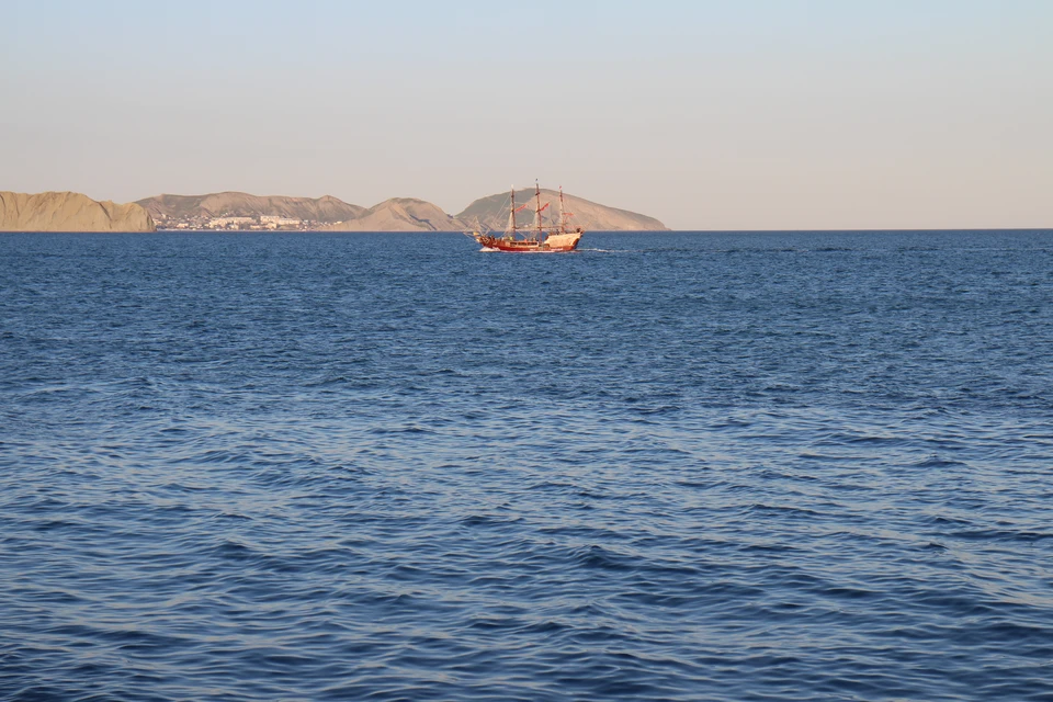 Вода в Черном море у берегов Крыма +11°…+14°.