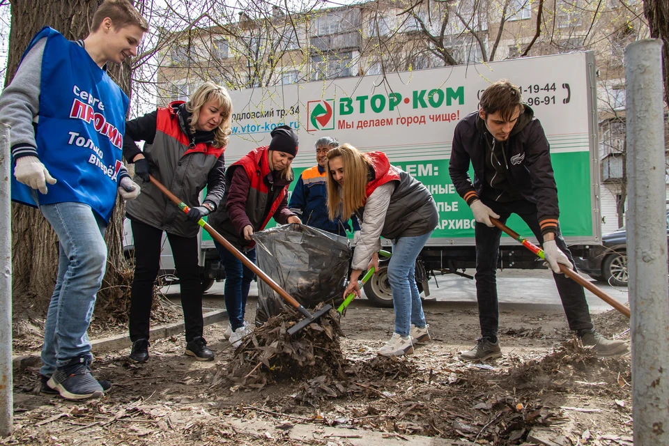 Волонтеры неравнодушные люди делают город чище.