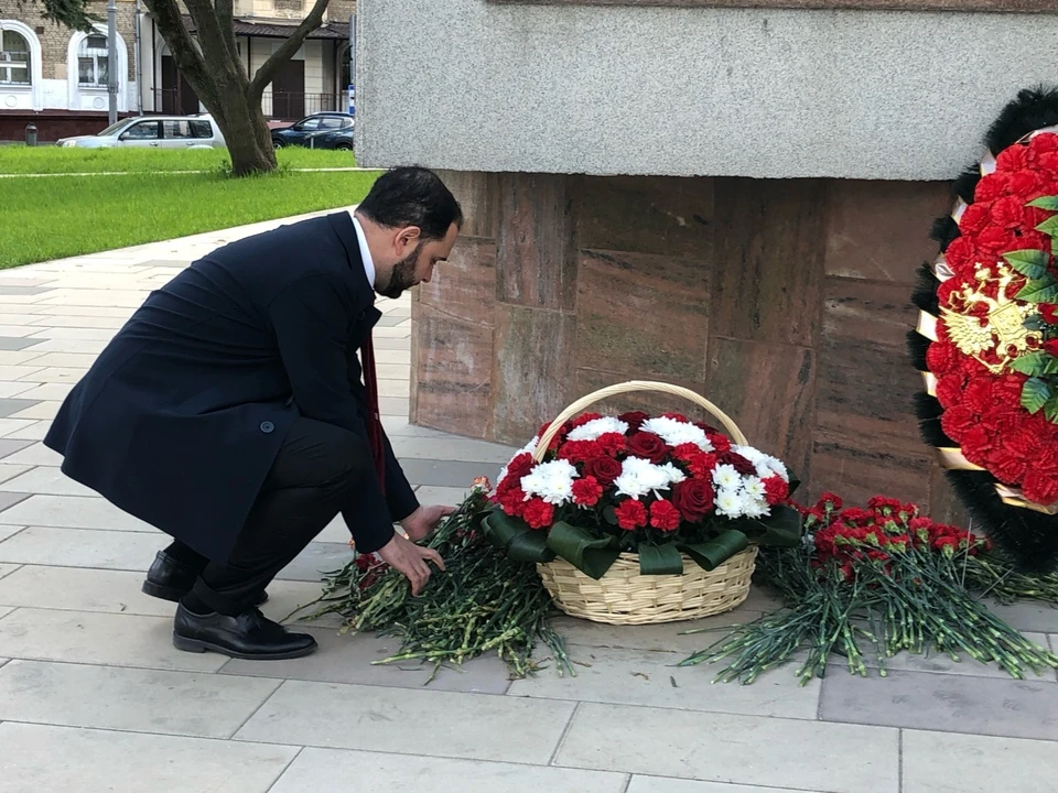 Ректор РХТУ почтил память героев ВОВ у памятника Маршалу Бирюзову. Фото: Полина Коник