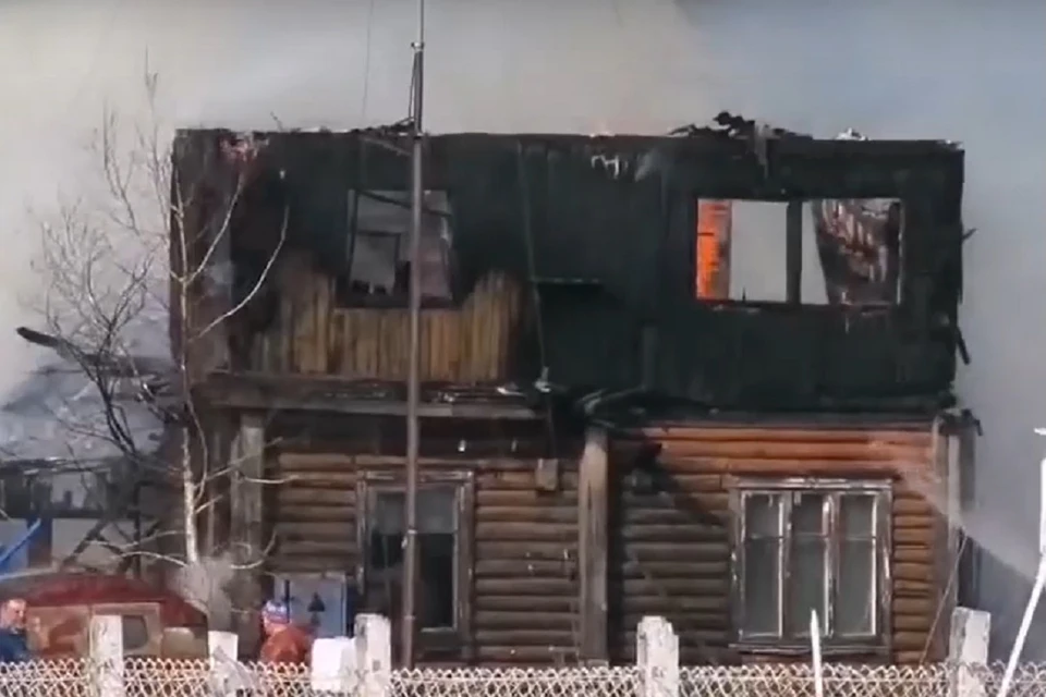 Под новосибирском сгорело заброшенное здание аэровокзала. Фото: стоп-кадр.