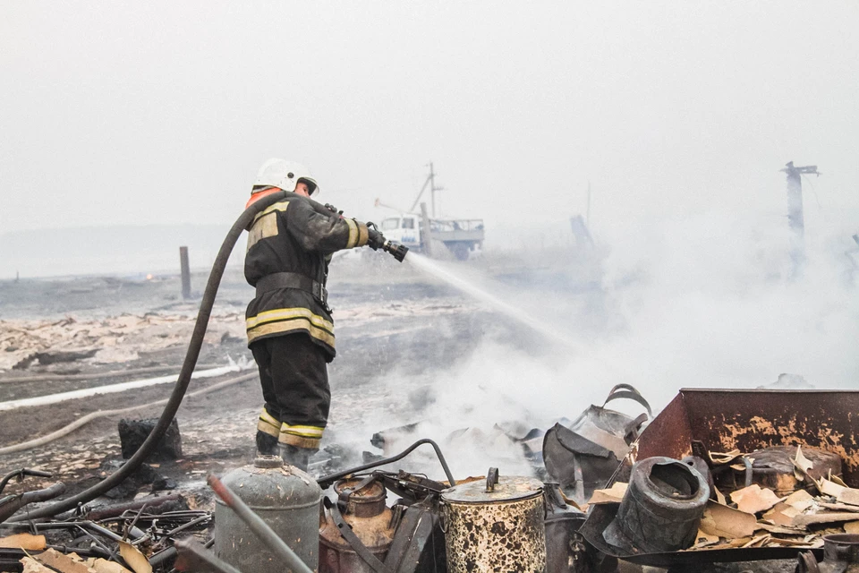 Пожарные сутки тушили горящие дома. Фото: пресс-служба ГУ МЧС по Омской области