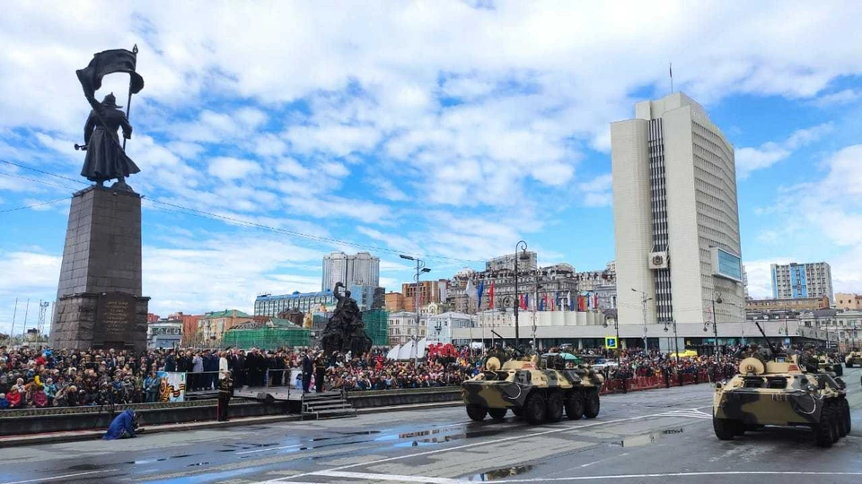 Половина парада во Владивостоке прошла с неработающими микрофонами. Фото: Андрей Михайов