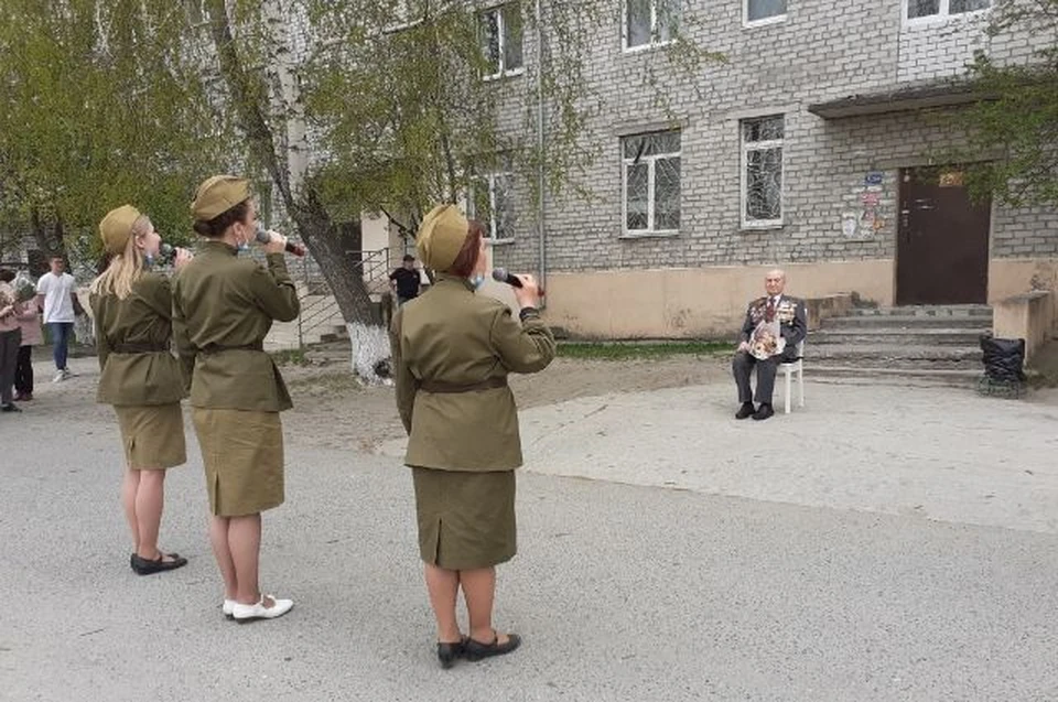 Ветерана Николая Щеткова поздравили юнармейцы в Боровском.