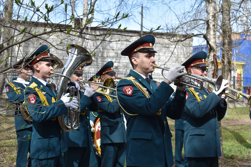 Возле подъездов домов, где проживают ветераны, музыканты военного оркестра исполнили произведения военных лет.