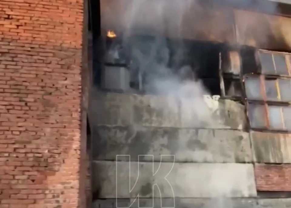 В Кемерове случился пожар на заводе железобетонных изделий. Фото: Инцидент Кузбасс.