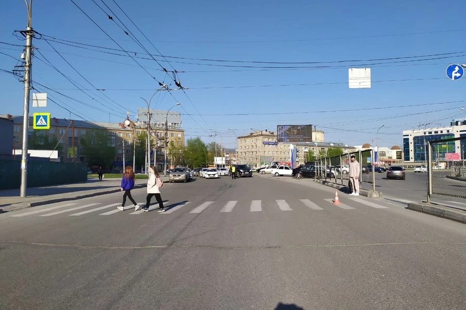 17-летнюю девушку доставили в больницу. Фото: предоставлено пресс-службой ГИБДД по городу Новосибирску.