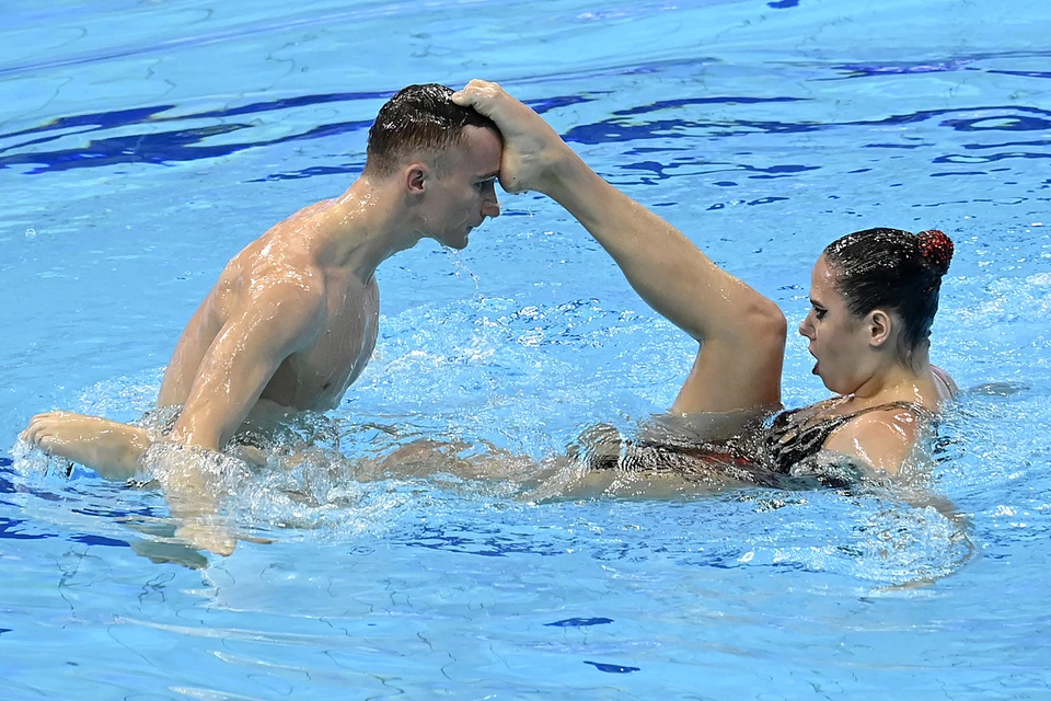 Российские спортсмены Александр Мальцев и Майя Гурбанбердиева, завоевавшие золото в технической программе микст-дуэтов на чемпионате Европы по водным видам спорта, во время выступления