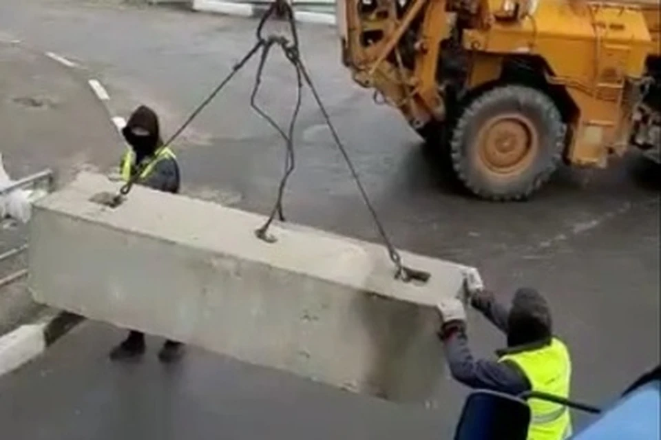 В Грязях перекрыли мост