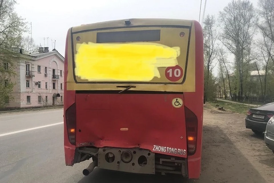 КАМАЗ столкнулся с автобусом в Хабаровске. Фото: пресс-служба Госавтоинспекции Хабаровска.