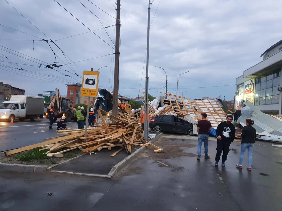 Парковка у здания без крыши