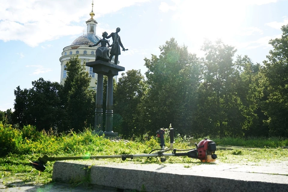 На улицах Орла начался покос травы