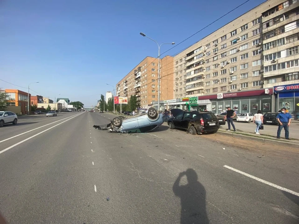 Иномарка врезалась в стоящую машину.
