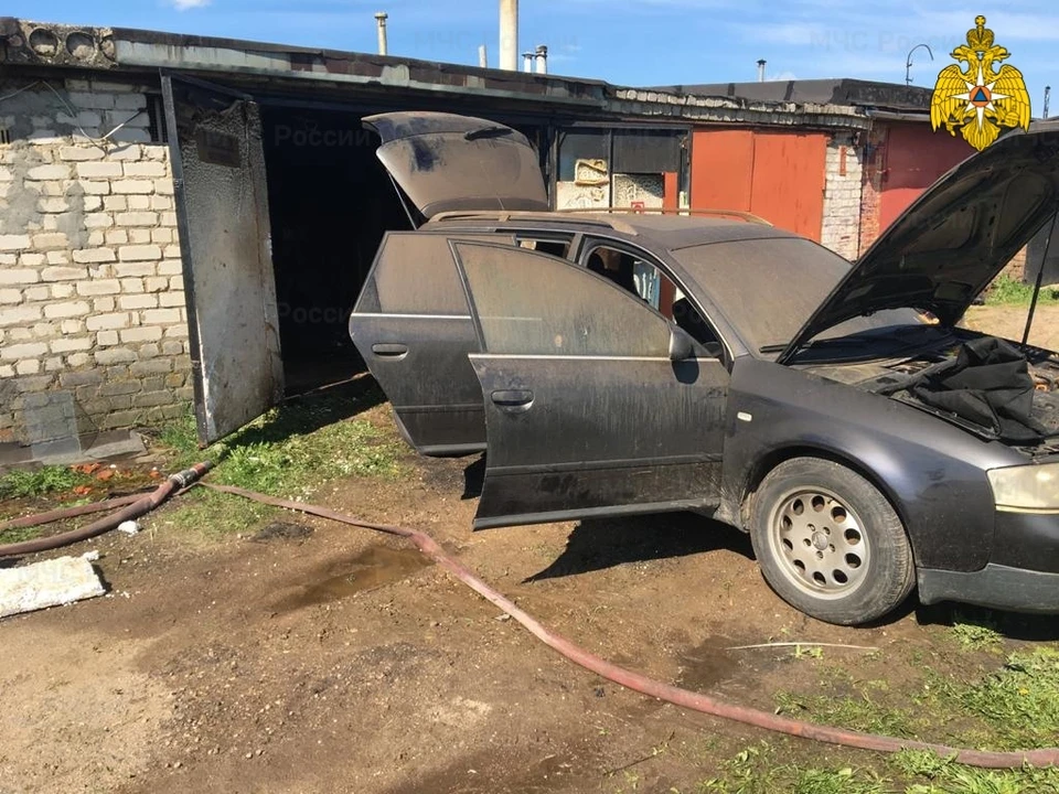 Пожарные спасли Audi A6 из горящего гаража в Рославле. Фото: ГУ МЧС России по Смоленской области.