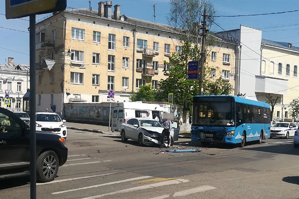 ДТП с автобусом в центре Твери Фото: vk.com/podslyshano_y_voditelei69/Евгений Бородин