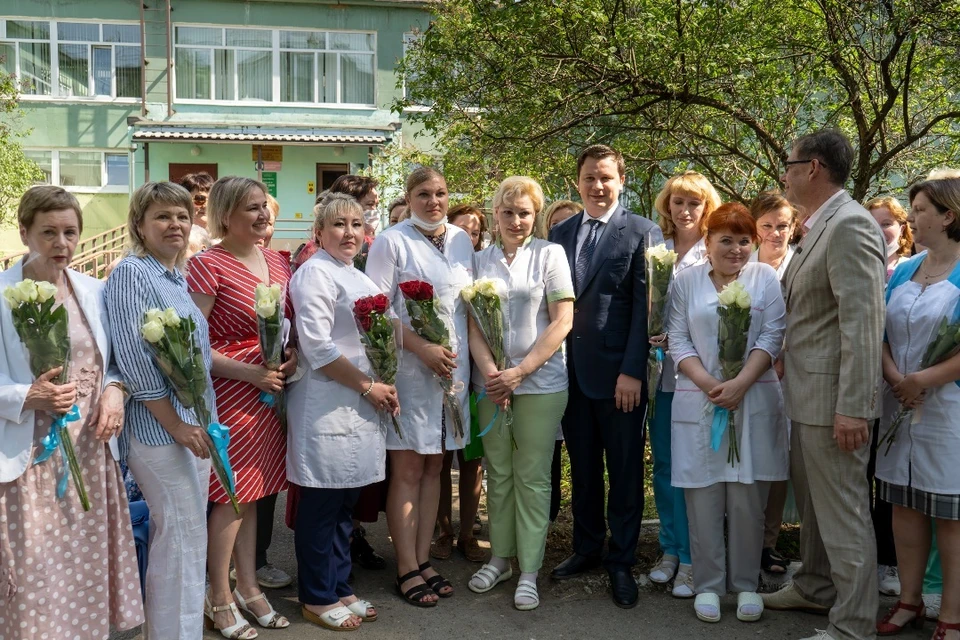 Поздравить коллектив поликлиники №4 с Международным днем медицинской сестры приехал Антон Немкин, член Экспертного совета по развитию цифровой экономики при Совете Федерации