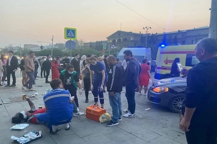 Пьяного водителя, который въехал в толпу пешеходов у Оперного театра Екатеринбурга, оставили на свободе
