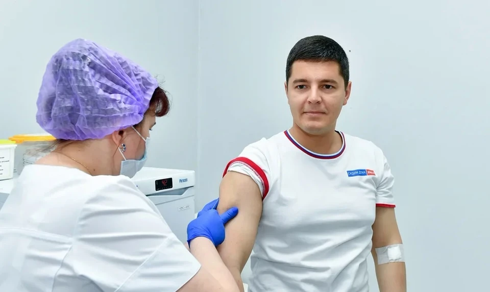 Губернатор Ямала Дмитрий Артюхов сделал вторую прививку против COVID-19. Фото: правительства ЯНАО