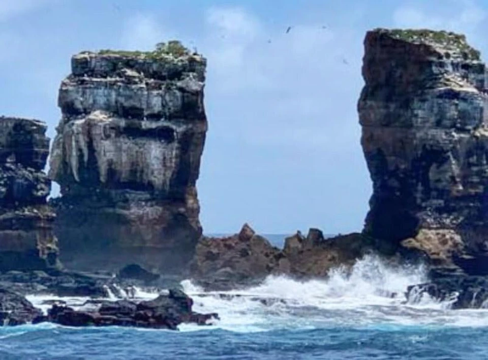 На Галапагосских островах обрушилась "Арка Дарвина". Фото: Министерство окружающей среды Эквадора