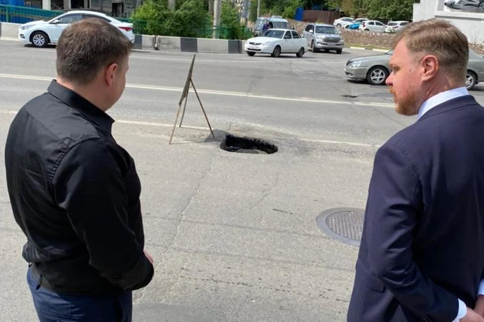 Асфальт на Стачки провалился прямо под машиной на прошедших выходных Фото: сайт администрации Ростова