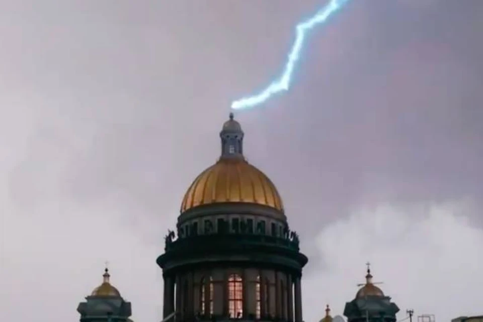 На видео попал удар молнии в крест Исаакиевского собора в Петербурге