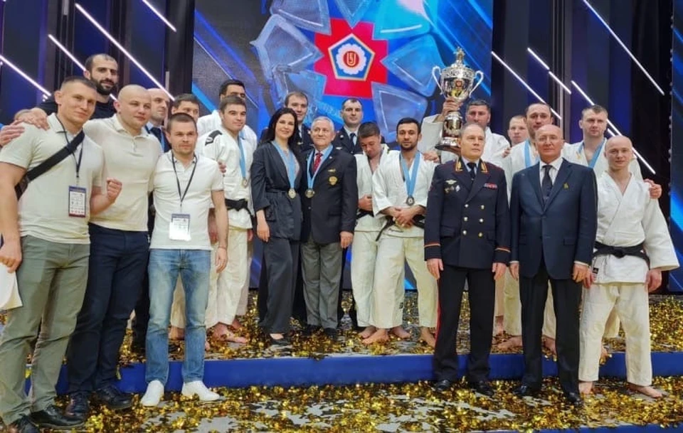 Почетными гостями турнира стали члены семей погибших сотрудников. Фото: ГУ МВД России по Кемеровской области.